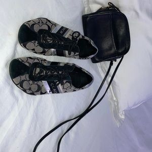 Signature coach shoes in great condition. Sz 8.5